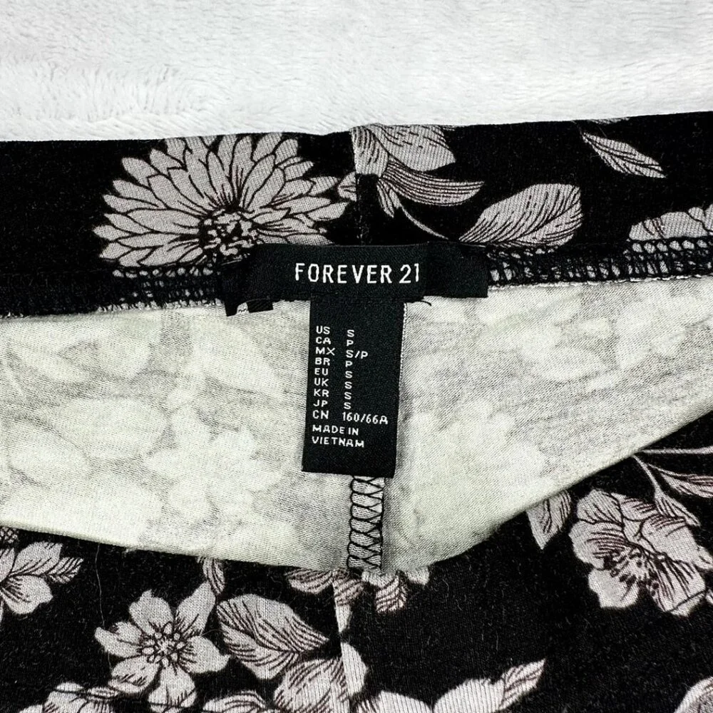 Floral Flare Legging Yoga Pants Black and Gray Flowers Size Small - Picture 3 of 3